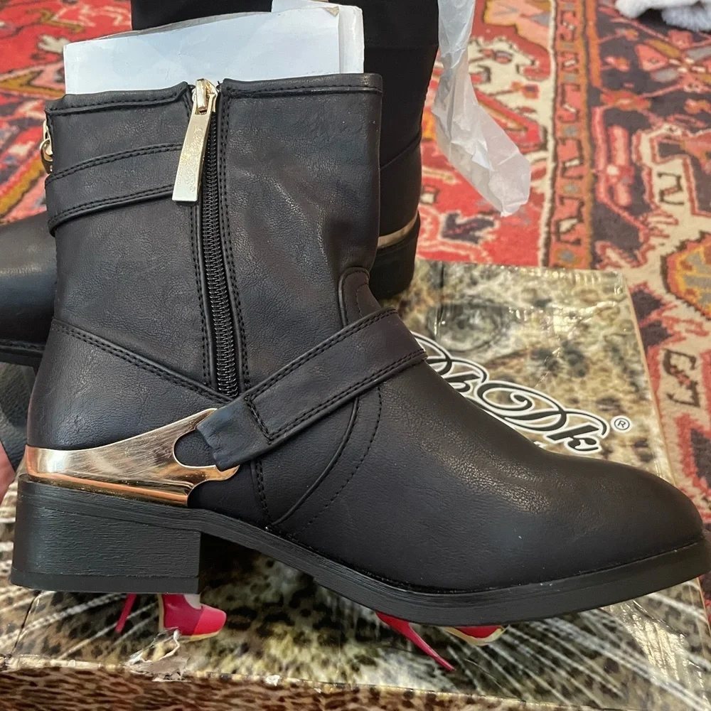 Black Boots With Gold Accents NIB Size 5.5 DKDB - Picture 2 of 15